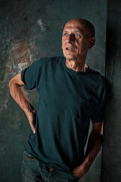 Worried mature man standing at studio - Valokuva, kuva