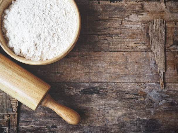 Do pieczenia mąkę z wałkiem na podłoże drewniane - Zdjęcie, obraz
