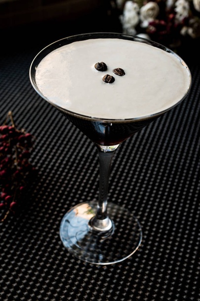 Espresso Martini Cocktail with coffee beans. - Fotoğraf, Görsel