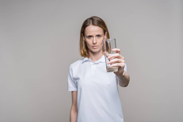 woman with empty glass - Фото, зображення
