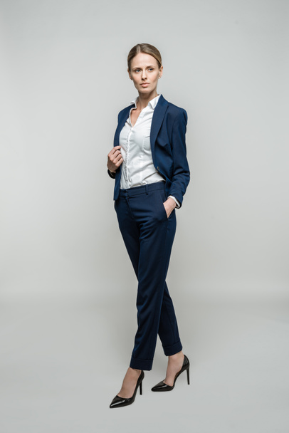 confident businesswoman in suit - Fotoğraf, Görsel