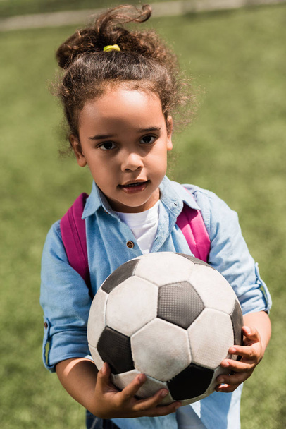 niño afroamericano con pelota de fútbol
 - Foto, Imagen