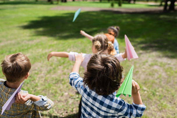 kids playing with paper planes - Φωτογραφία, εικόνα