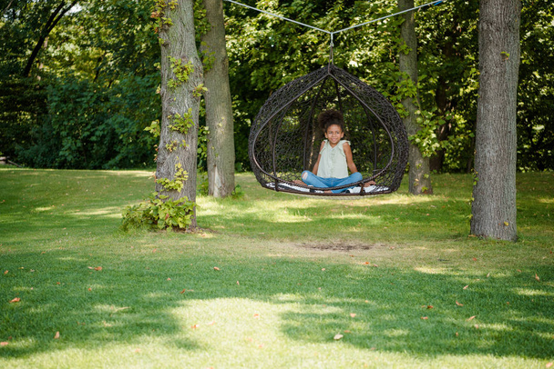 Kind schaukelt auf Schaukel im Park - Foto, Bild
