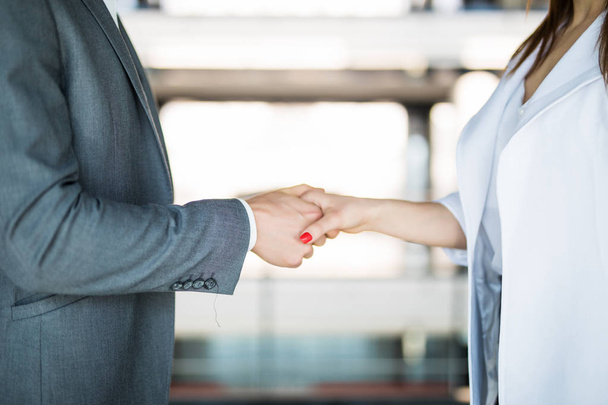 Close-up of shaking hands after a business meeting in the office - Foto, Bild