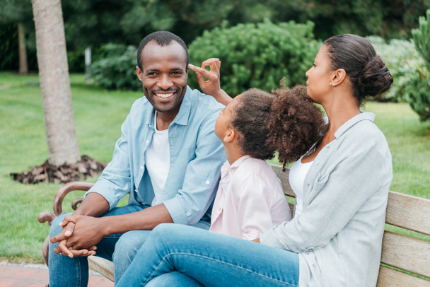 Afrikanische amerikanische Familie ruht sich auf Bank aus - Foto, Bild