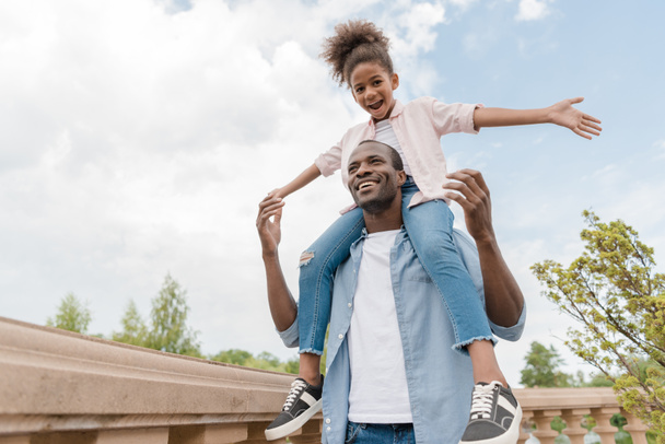 afro-americanos padre e hija en parque
 - Foto, imagen