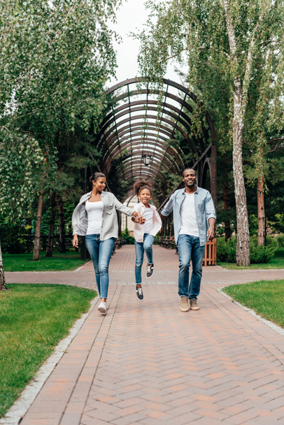 Afrikai amerikai család séta a parkban - Fotó, kép