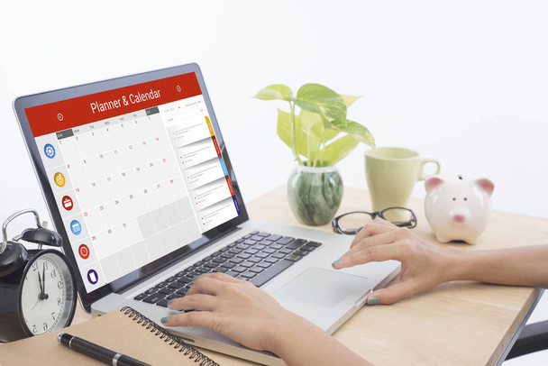 Geschäftliches Tippen auf einer Laptop-Tastatur mit Kalenderplaner  - Foto, Bild