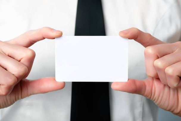 працівник банку пропонує пластикову картку, крупним планом, копіювати простір
 - Фото, зображення