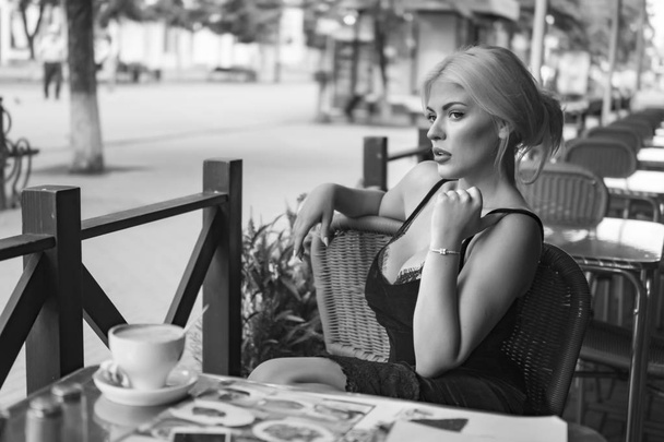 Retro portrait of a woman in a cafe. Black and white. Old Hollywood style - Φωτογραφία, εικόνα