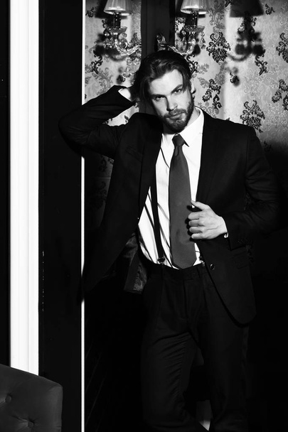 bearded man, businessman in suit and red tie against wallpaper - Foto, Bild