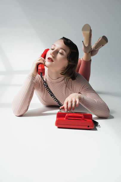девушка в стиле ретро с ротационным телефоном
  - Фото, изображение