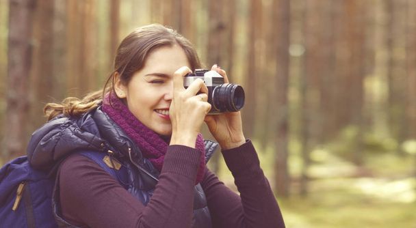 woman taking photos in forest  - Foto, imagen