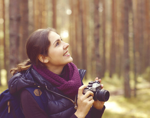 woman taking photos in forest  - Zdjęcie, obraz