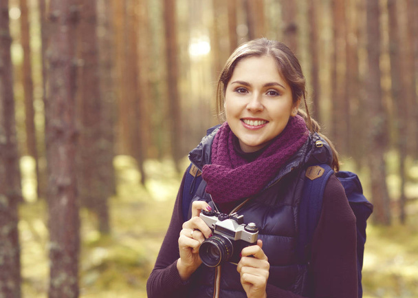 woman taking photos in forest  - Foto, immagini