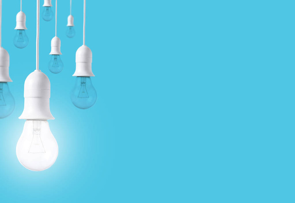 разность лампочки на голубом фоне. концепция новых идей
  - Фото, изображение