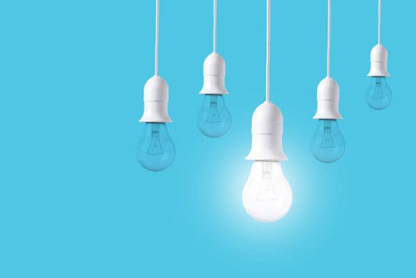 разность лампочки на голубом фоне. концепция новых идей
  - Фото, изображение