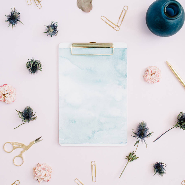 appunti, boccioli di rosa, nastro blu, penna dorata e clip
 - Foto, immagini