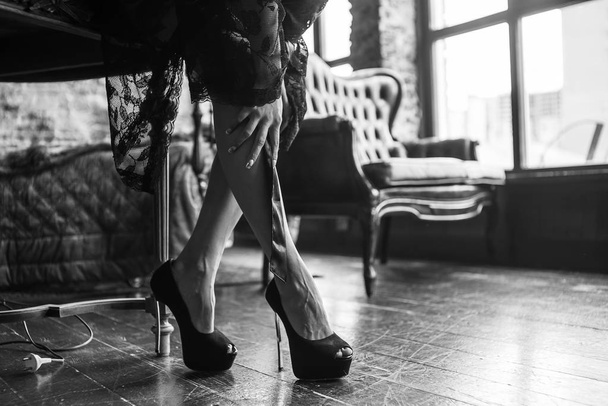 Женские ноги с вывернутыми трусиками
 - Фото, изображение