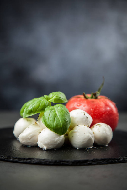rajčaty, bazalkou a mozzarelou - Fotografie, Obrázek