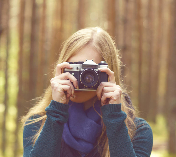 woman taking photos in forest  - Foto, Imagen