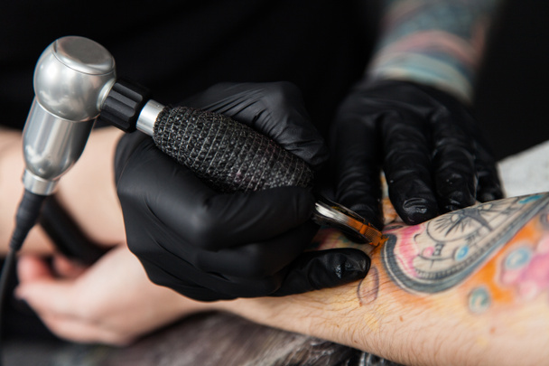 Tetováló művész egy stúdióban - Fotó, kép