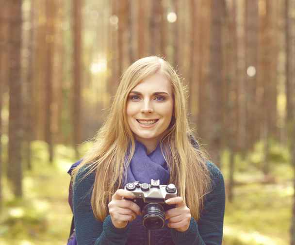 woman taking photos in forest  - Fotoğraf, Görsel