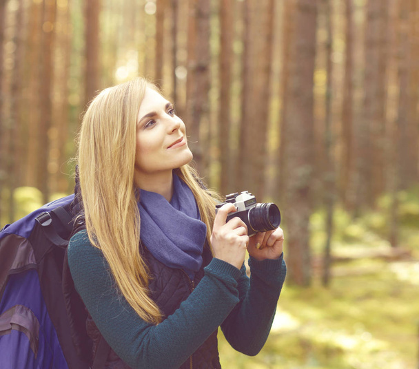woman taking photos in forest  - Φωτογραφία, εικόνα