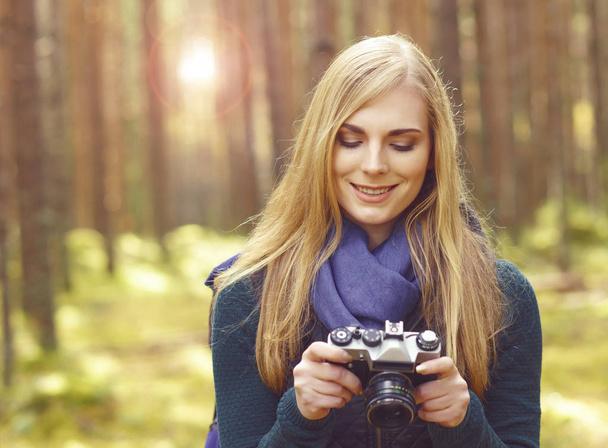 woman taking photos in forest  - Foto, Imagem