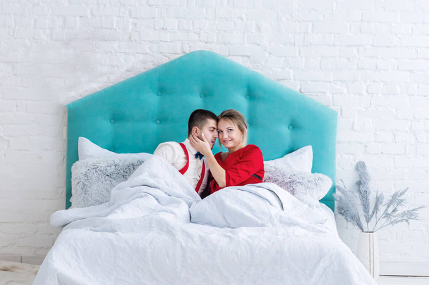 ζευγάρι ξαπλωμένο στο κρεβάτι - Φωτογραφία, εικόνα