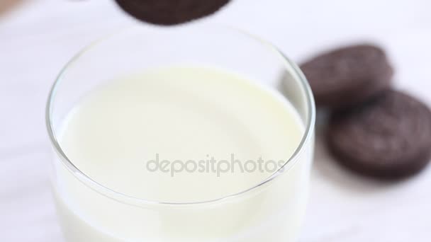 Vrouw dunking chocolade koekjes in melk - Video
