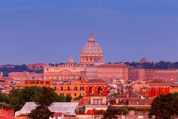 Rzym. Katedra Świętego Piotra o świcie. - Zdjęcie, obraz