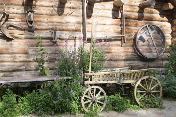 Vieux chariot en bois dans une maison en bois
. - Photo, image