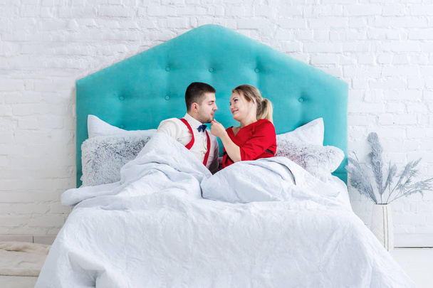 Paar liegt auf Bett - Foto, Bild