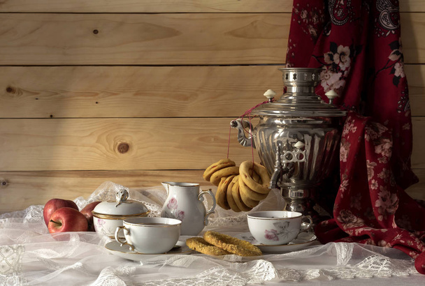 Stilleven met een Samowar, bagels en thee  - Foto, afbeelding