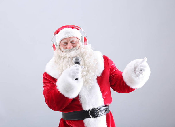 Santa Claus singing Christmas songs - Foto, imagen