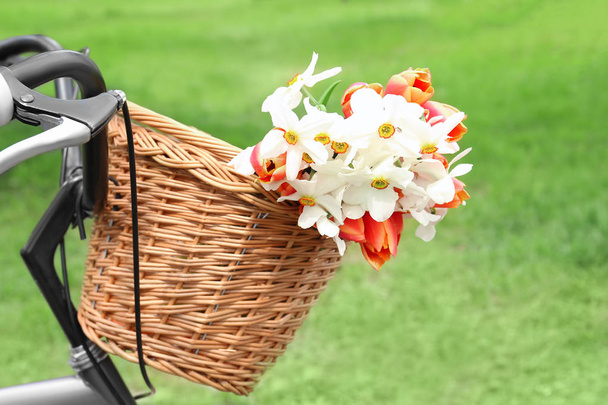 Bicycle with basket of beautiful flowers  - Foto, Bild