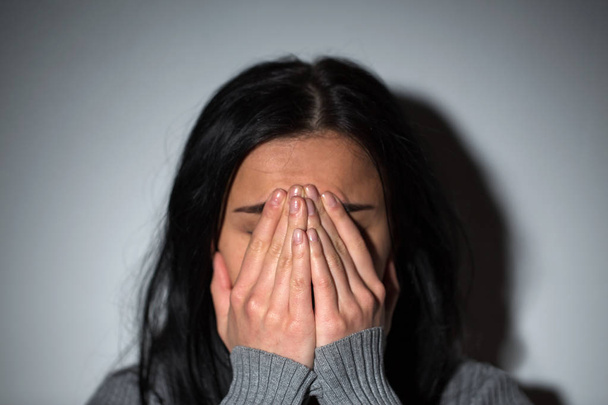 smutny Płacząca kobieta cierpi na przemoc - Zdjęcie, obraz