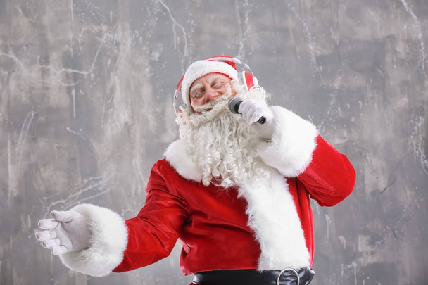 Санта Клаус співає різдвяні пісні
 - Фото, зображення