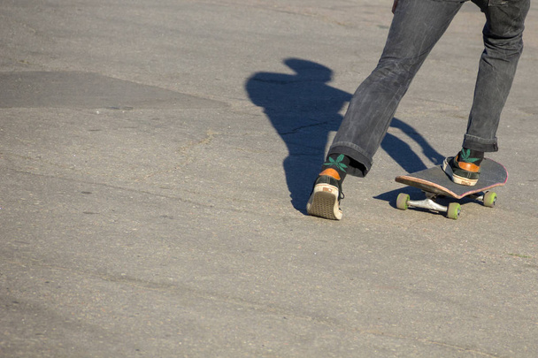 Skater nogi jazda deskorolka  - Zdjęcie, obraz