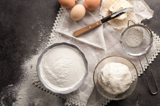 Bowls with white flour and dough  - Фото, зображення