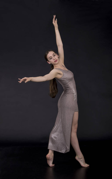 The girl dancing modern choreography. - Foto, Imagen