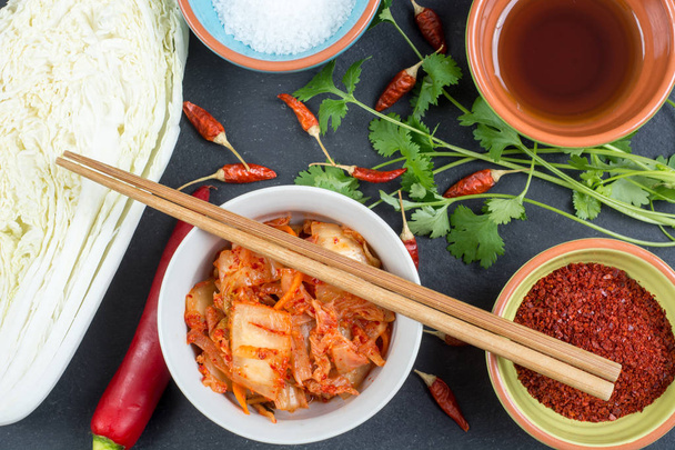 Kimchi. Gefermenteerde napa kool met ingrediënten - Foto, afbeelding