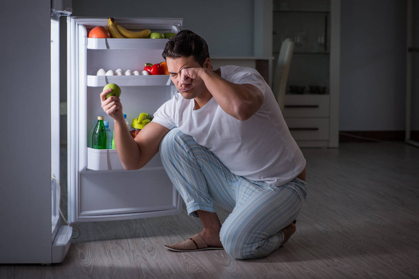 冷蔵庫の男は夜に食べる - 写真・画像