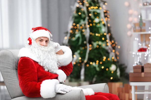 Santa Claus listening to Christmas music - Foto, immagini