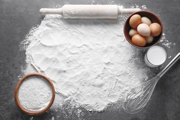 White flour with eggs and rolling pin  - Foto, afbeelding