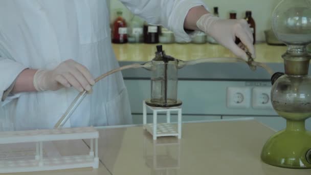 Částečný pohled detail vědci, kteří experiment s činidla a baněk. zblízka biotechnologický výzkum v laboratoři - Záběry, video