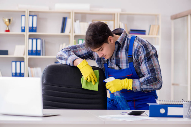 Männlich cleaner working im die büro - Foto, Bild