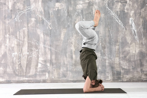 Young man practicing yoga  - Foto, afbeelding